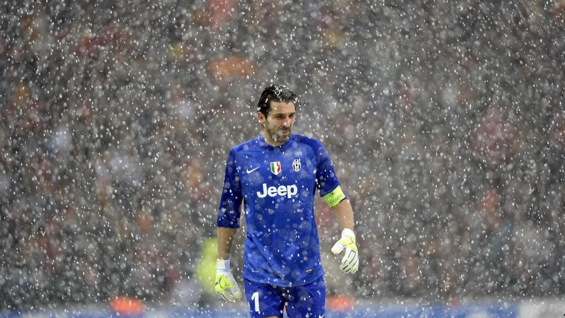 西甲争冠白热化，皇马、巴萨上演终极对决，黑马赫罗纳搅局